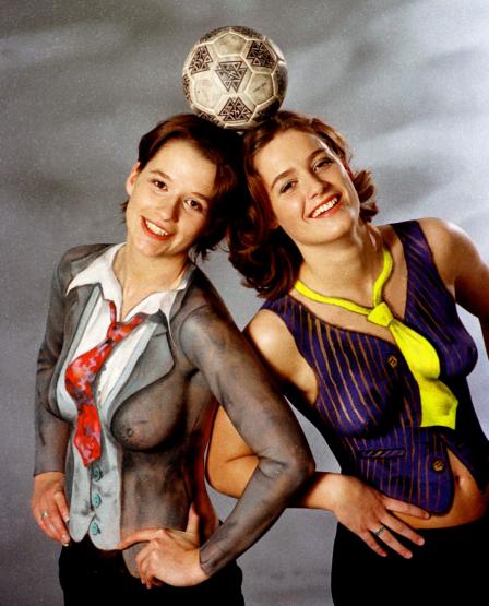 <h2>Yvonne Karrasch, Lyn Byl</h2><div id='trenner'></div>Handball-Nationalspielerinnen,Bodypainting
<div id='trenner'></div> <div id='tags'>Schlagworte: <a href='/bodypainting' rel='tag' title=''>Bodypainting</a> | <a href='/lyn_byl' rel='tag' title=''>Lyn Byl</a> | <a href='/yvonne_karrasch' rel='tag' title=''>Yvonne Karrasch</a> | <a href='/galerie/sport_archiv' rel='tag' title=''>Sport Archiv</a></div>